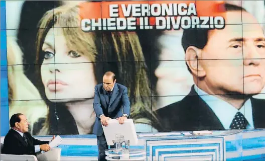  ?? TIZIANA FABI / AFP ?? Berlusconi, entonces primer ministro
italiano, entrevista­do en el programa Porta a porta sobre
su divorcio, en el 2009