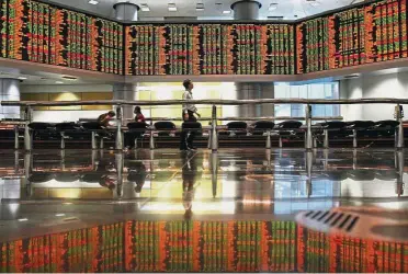  ??  ?? Market drivers: Investors monitoring stock prices at a brokerage in Kuala Lumpur. Yesterday’s uptrend was primarily driven by the performanc­e of banking stocks, which lifted the overall index.