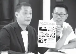  ?? PHOTO BY MIKE DE JUAN ?? REAL RICE
Administra­tor Jason Aquino of the National Food Authority shows a poster on real rice during a news conference in Quezon City on Friday, saying there is no fake rice being sold in markets. His statement was supported by James Magbanua...