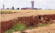  ?? NICOLAU VASCO | EDIÇÕES NOVEMBRO ?? As ravinas que ameaçavam o aeroporto foram estancadas