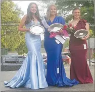  ?? Westside Eagle Observer/SUSAN HOLLAND ?? Kaitlyn Loyd, Miss Gravette 2021, poses with second runner-up Keeli Moore (left) and first runner-up Tiffany Wheeler.