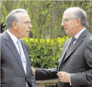  ?? EFE ?? El presidente de Fundación Caixa, Isidro Fainé, con el de Repsol, Brufau