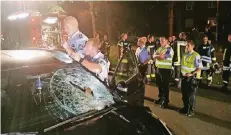  ?? FOTO: GUIDO SCHULMANN ?? Die Polizei untersucht das Unfallfahr­zeug.