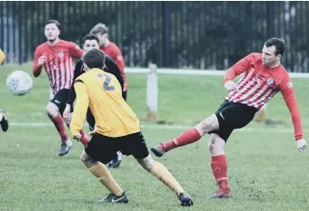  ??  ?? Silksworth CW (red/white) shoot for goal in last week’s win over Annfield Plain. Picture by Kevin Brady.