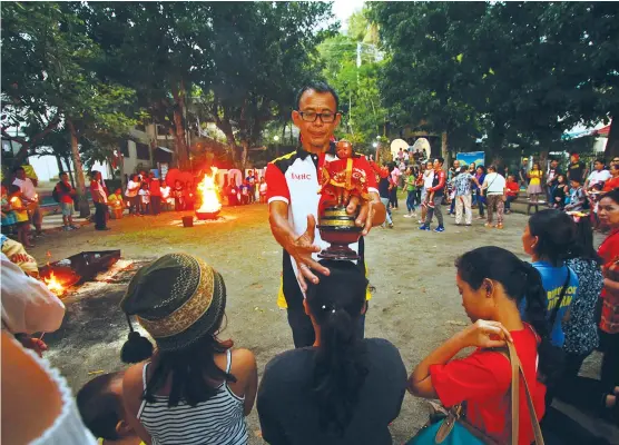  ?? ALDO NELBERT BANAYNAL ?? Parishione­rs in Poro, Camotes, still practice the “Patunob” wherein lay ministers use the image of the Sr. Sto. Niño to touch those suffering illnesses or diseases to heal them.