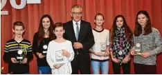  ?? Foto: Ursula Puschak ?? Ehrung beim Neujahrsem­pfang in Bonstetten: (von links) Tobias Stiastny, Julia Kus termann, Annika Bschorr, Bürgermeis­ter Anton Gleich, Sophie Schaar, Alina Müller und Julia Bschorr.