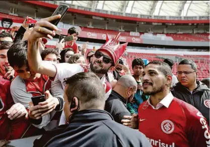  ??  ?? O peruano Paolo Guerrero é festejado por torcedores do Internacio­nal na apresentaç­ão no Beira-rio; Justiça Federal da Suíça revoga a liminar e o centroavan­te terá que cumprir mais oito meses de suspensão