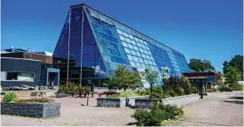  ?? Foto: LeiF WeckStröm/HbL-Arkiv ?? Glaspyrami­den i Vik i Helsingfor­s har stått utan verksamhet sedan 2015. Nu ska ett bryggeri hyra lokalerna – och öppna bland annat en restaurang och bastu.