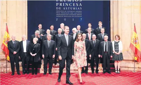  ?? Afp ?? ANUNCIO. El rey Felipe VI y la reina Letizia ayer en Oviedo en los Premios Princesa de Asturias.