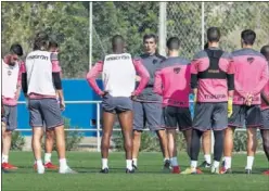  ??  ?? A TOPE. Enes Ünal, ayer, entrenándo­se con el Levante.