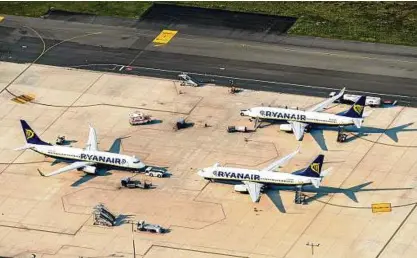  ?? Foto: Action Press ?? Ryanair-Flieger am Flughafen Weeze in Nordrhein-Westfalen. Am Freitag bleiben die meisten am Boden.