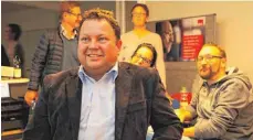  ?? FOTO: DANIEL HÄFELE ?? Tapfer lächeln: Martin Gerster (SPD) hat sich mit seinen Parteikoll­egen im SPD-Regionalze­ntrum in Biberach getroffen.