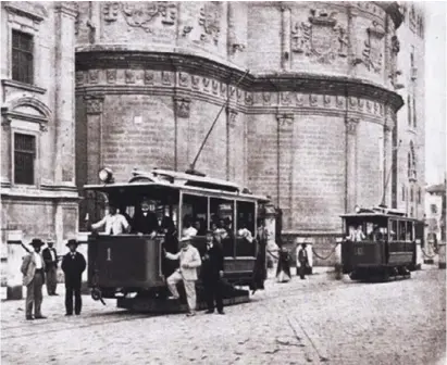  ?? Fotos: Archivo General de Andalucía, privat ?? Engelhardt (weißer Anzug) an seiner Tram an der Kathedrale von Sevilla um 1904, unten: in der Uniform des Konsuls, Kampfschri­ft gegen Faschismus, Villa Chaboya