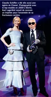  ??  ?? Claudia Schiffer a été elle aussi une égérie de Chanel. Photograph­ié avec le top-modèle en 2009 à Berlin, Karl Lagerfeld venait de recevoir un trophée pour l’ensemble de sa fructueuse carrière.