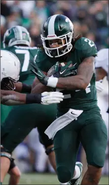  ?? AP PHOTO ?? Michigan State’s Gerald Holmes, right, runs for a touchdown against Penn State’s Jason Cabinda.