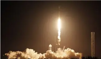  ?? ?? Une fusée Falcon 9 de SpaceX décolle de l'aire de lancement 39A du Centre spatial Kennedy à Cap Canaveral, en Floride, le jeudi 15 février 2024.