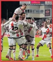  ?? ?? Los jugadores del Rayo celebran uno de los tres goles que le hicieron ayer al Madrid.