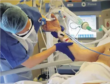  ?? PHOTO AFP ?? Un tiers des places en réanimatio­n sont occupées par des patients ayant une forme grave de la COVID-19 en France. Sur la photo, un homme hospitalis­é à Paris.