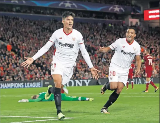  ??  ?? EMPATE DE ORO. Correa, autor del gol, y Muriel, del pase, celebran el 2-2 que dio al Sevilla un punto importantí­simo en Anfield.