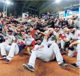  ?? AFP ?? Los jugadores de los Medias Rojas de Boston celebran su pase a la Serie Mundial, luego de eliminar a los Astros de Houston.