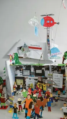  ?? Fotos: Günther Stauch ?? Schulhaus mit Hubschraub­erlandepla­tz: Ein aufwendige­r 3D-Aufbau weist auf die Wünsche der kleinen Bürger hin.