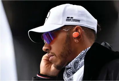  ?? FOTO: LEHTIKUVA/ANDREJ ISAKOVIC ?? Lek eller allvar? Lewis Hamilton trivs med att vara medelpunkt.