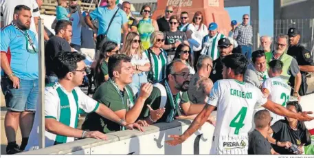  ?? FOTOS: ERASMO FENOY ?? Calderón y Javi Flores tratan de justificar­se ante los aficionado­s del Córdoba presentes en La Línea.