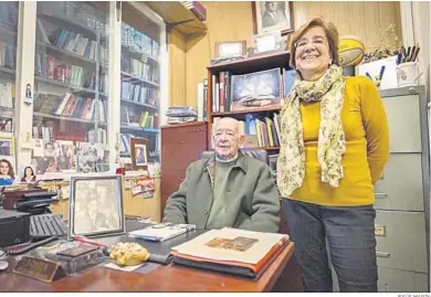  ?? JESÚS MARÍN ?? Francisco y Cristina, en la trastienda de la librería, con algunas fotos familiares en las que se ve al fundador del negocio.