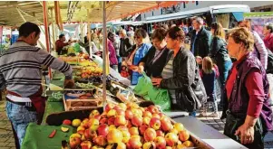  ?? Fotos (4): Armin Schmid; Foto oben: Alx, Fotolia.com ?? Rund 60 Marktkaufl­eute bestücken das Angebot beim Kellmünzer Kirchweihm­arkt – mit dabei natürlich auch frisches Obst der Saison.