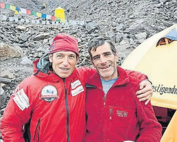  ?? FOTO: 2X14X8000 ?? Alberto Zerain y Mariano Galván sonríen en un momento de la expedición al Nanga Parbat, en la que se han dejado la vida