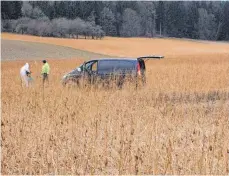  ?? FOTO: RUDOLF MULTER ?? Die tote Frau saß angeschnal­lt am Steuer ihres Mercedes Vito, als sie vor knapp einem Jahr auf diesem Feld gefunden wurde.