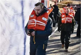  ?? FOTO: SPT/LINNEA DE LA CHAPELLE ?? Målpersone­rna i övningen Polaris 2019 evakuerade­s till Röda Korsets evakuering­scenter vid Susiluoto sjöbevakni­ngsstation i Gustavs.