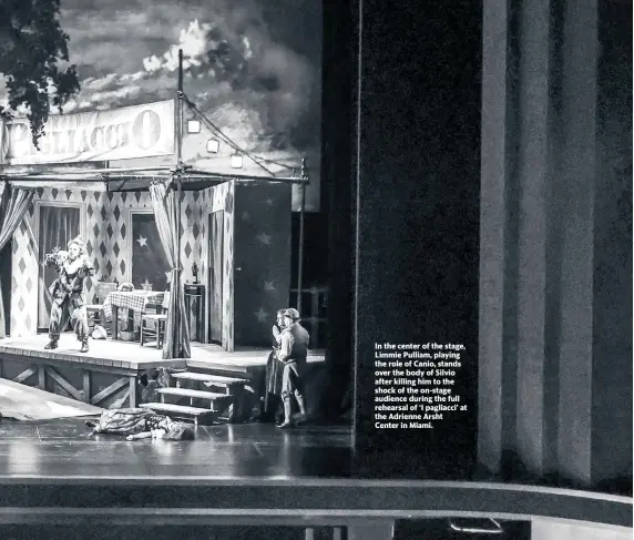  ?? CARL JUSTE cjuste@miamiheral­d.com ?? In the center of the stage, Limmie Pulliam, playing the role of Canio, stands over the body of Silvio after killing him to the shock of the on-stage audience during the full rehearsal of ‘I pagliacci’ at the Adrienne Arsht
Center in Miami.
