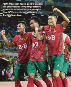  ??  ?? PEMAIN pasukan Kedah, Baddrol Bakhtiar (tengah) meraikan jaringanny­a bersama Mohd Rizal Mohd Ghazali (kiri) pada final Piala FA diantara Kedah dan Pahang di Stadium Shah Alam.