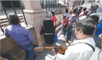  ??  ?? Riesgoso. Ni los rayos del sol ni el coronaviru­s impidieron que decenas de feligreses acudieran a venerar al Santo Cristo desde la banqueta de Catedral.