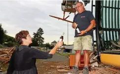  ??  ?? Bürgermeis­terin Petra Pampel bringt dem Baggerfahr­er Harald Frühauf Feierabend­bier vorbei als Dankeschön für die zügig voranschre­itenden Abrissarbe­iten.