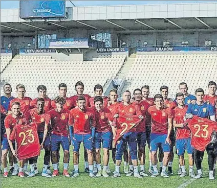  ?? FOTO: UEFA ?? Los jugadores españoles se fotografia­ron ayer mostrando camisetas de su compañero Yeray, recuperánd­ose de un tumor testicular
