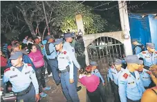  ??  ?? VIOLENCIA. Un grupo que departía la noche del viernes en un expendio al norte de la capital fue atacado por cinco hombres.