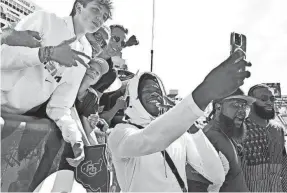  ?? JOHN LEYBA/USA TODAY SPORTS ?? Colorado cornerback Travis Hunter takes selfies with fans after the game against Southern Cal in September.