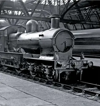  ?? ALL: RAIL ARCHIVE STEPHENSON ?? …and you get a ‘Dukedog’. ‘New’ 4-4-0 No. 3217 (reputedly built from ‘Bulldog’ No. 3425 and ‘Duke’ No. 3282
Chepstow Castle)
waits at Shrewsbury with an express to Aberystwyt­h, soon after completion in 1938.