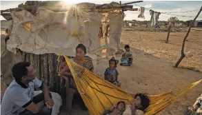  ?? ADRIANA LOUREIRO FERNANDEZ FOR THE NEW YORK TIMES ?? Diseida Atensio, who is from Venezuela, resting with her family in a camp on disputed territory in Colombia’s Guajira Desert.