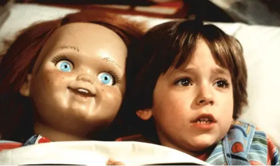  ?? UNITED ARTISTS ?? Andy (Alex Vincent) gets a new doll he doesn’t know is possessed by the Lake Shore Strangler in “Child’s Play.”