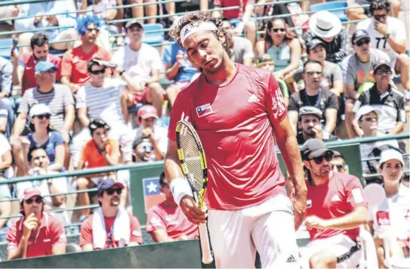  ??  ?? ► Gonzalo Lama, fastidiado después de fallar un punto ante Roberto Quiroz.