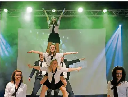  ?? SZ-ARCHIVFOTO: BECKERBRED­EL
 ?? Eine Szene, die zurzeit unvorstell­bar ist: Im Jahr 2013 zeigten die „Blues Brothers“der Tanzschule Bootz-Ohlmann beim Ball des Sports in der Riegelsber­ghalle einen Showtanz.