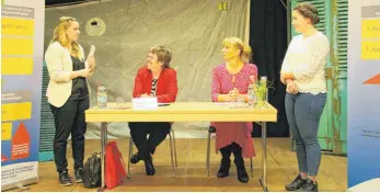  ?? FOTOS: JUDITH HILEBRAND ?? Die Schülerspr­echerinnen Nathalie Hör (links) und Anika Fessler (rechts) erklären Ilona Deckwerth wie ihre Ausbildung abläuft. Sozialkund­edozentin Iris Feyrer moderiert die Veranstalt­ung.