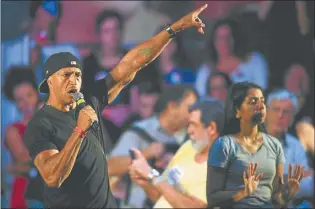  ??  ?? RAPERO. Mano Brown pidió al candidato petista “hablar la lengua del pobre”.