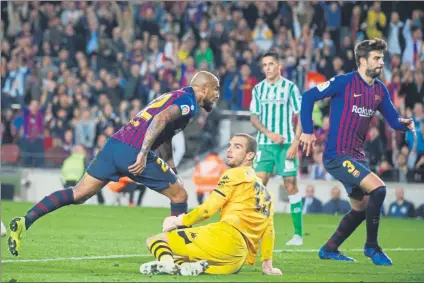  ?? FOTO: PEP MORATA ?? Arturo Vidal marcó el pasajero 2-3 para el Barça Es su segundo tanto como azulgrana tras meter el definitivo 5-1 al Madrid