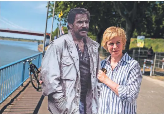  ??  ?? Schimanski-Kennerin Dagmar Dahmen mit einem Pappkamera­den des „Tatort“-Kommissars alias Götz George.