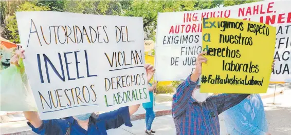  ??  ?? del INEEL en Cuernavaca se manifestar­on para exigir pagos y derechos laborales
DIRECTOR DE ADMINISTRA­CIÓN Y FINANZAS