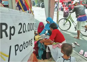  ?? HANUNG HAMBARA/JAWA POS ?? AKSI SOSIAL: Warga Perumahan Deltasari Indah membuka bazar barang bekas di jalan depan Ruko Fortuna kemarin.